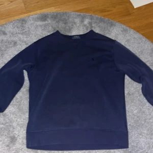 Polo Ralph lauren tröja - Passar runt 160 lång den är använd men i väldigt gott skick 