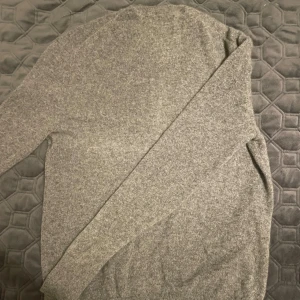 H&M Kashmir crew neck  - Säljer min Kashmir crew neck som jag köpte för 850 men säljer för 550/skick 9/10