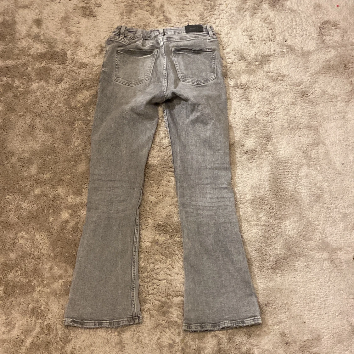 Grå bootcut jeans från Gina Tricot - 90