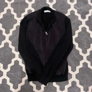 Gran sasso cardigan - |Gran sasso cardigan|storlek 46/S|skick 10/10| framsidan är i mocka och baksidan är i ull| Dm vid mer info!🙌🏼