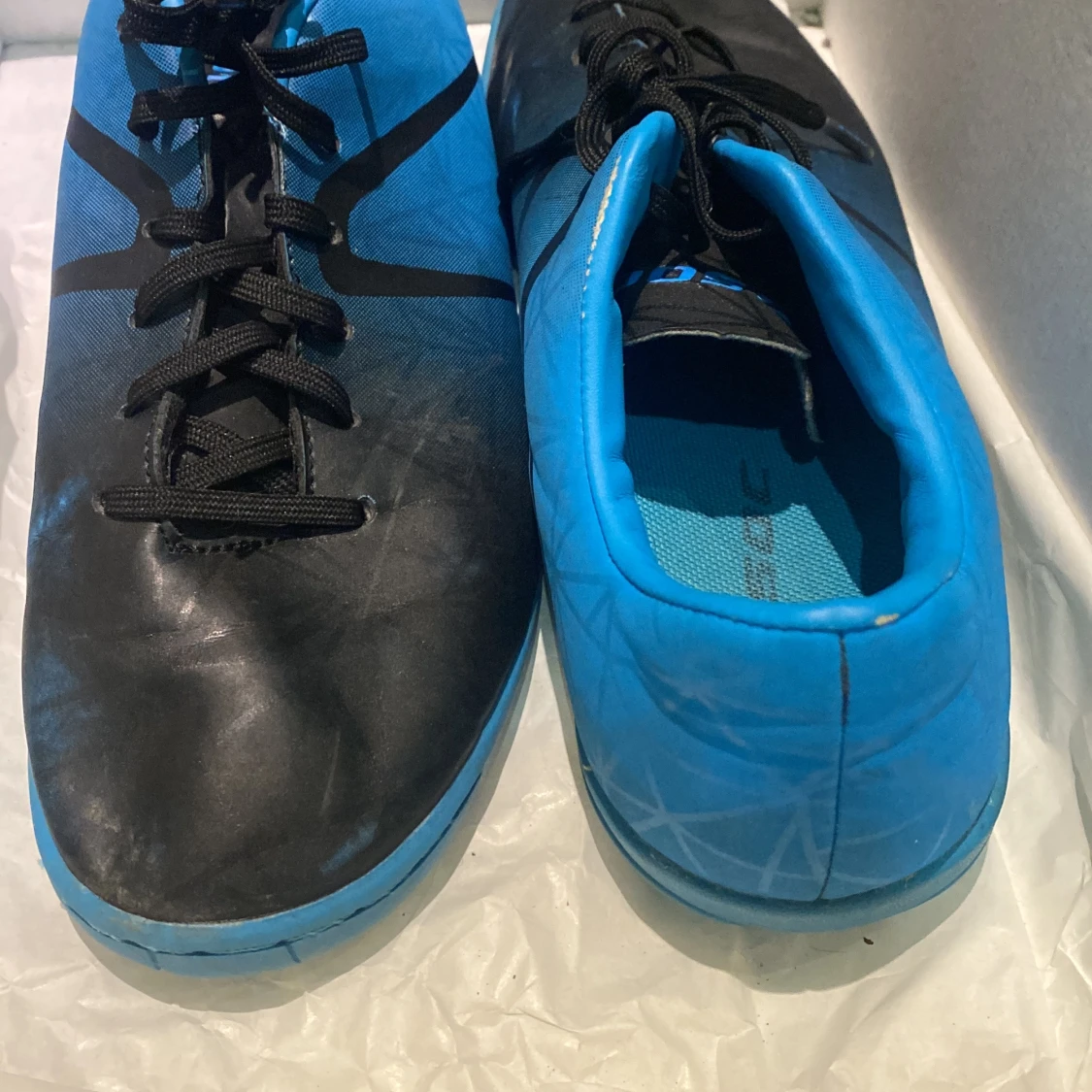 Svart och blåa inneskor - 2