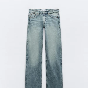 Blå jeans med vintage-look - Snygga blå jeans med en klassisk vintage-tvätt. De har en straight passform och är tillverkade i slitstarkt denim. Perfekta för en avslappnad stil. Har släppt lite på ena fickan.
