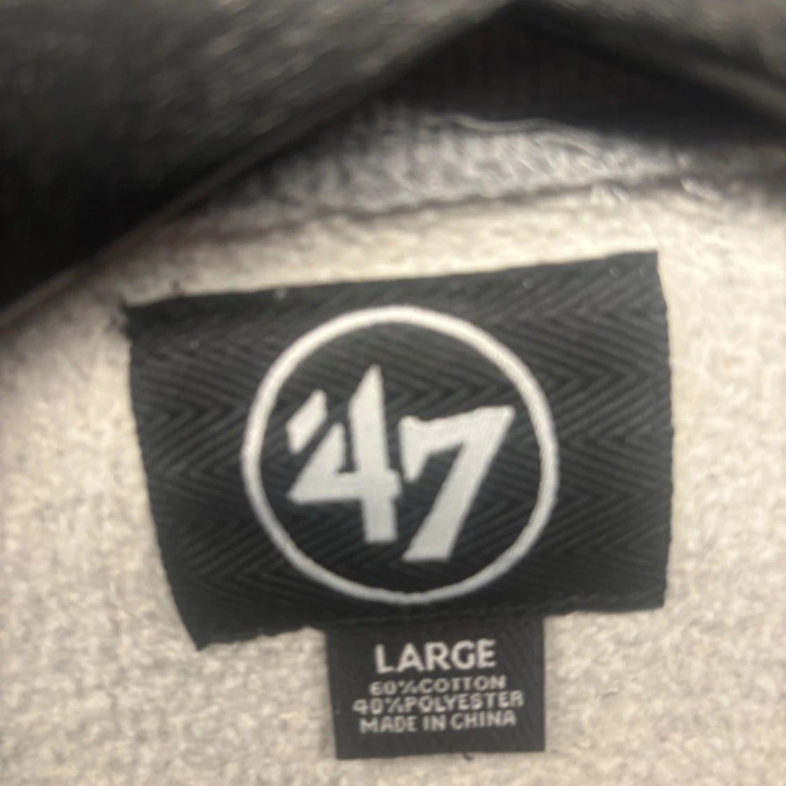 Grå sweatshirt med tryck från '47 - 1