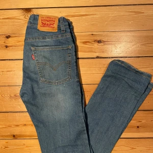 Levi’s Jeans 12a 510 - Säljer ett par blå Levi’s 12a 510. Jeansen är sparsamt använda och är i bra skick. 12a är en barnstorlek som passar någon som är ca 152 cm lång. Nypris ligger på runt 550 kr. Jag säljer de för endast 149 kr.
