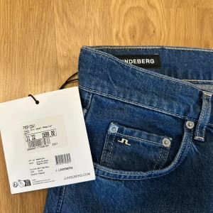 Blå jeans från J.Lindeberg - Helt oanvända jeans från J.Lindeberg strl 31/32 nypris 1700kr. 