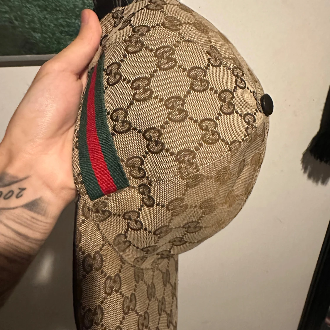 Beige keps med monogrammönster