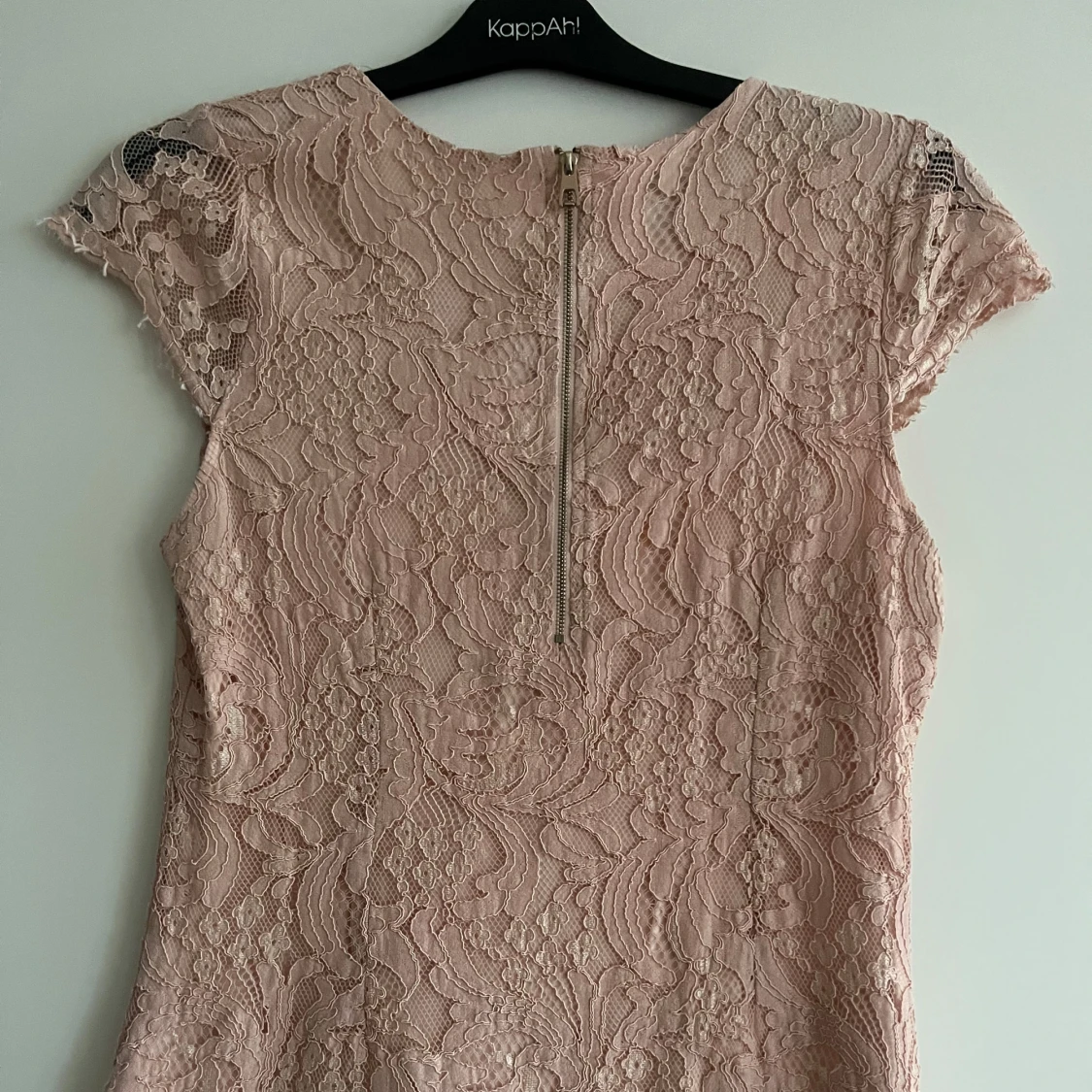 Rosa spetsklänning från Chiara Forthi - 1