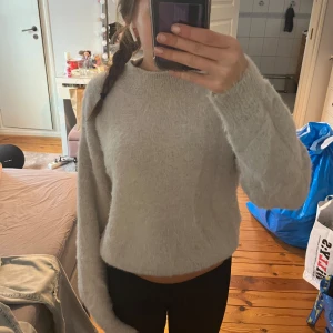 Stickad tröja - Mysig stickad tröja!! Mjukaste tröjan jag äger men säljer då jag har liknande!❤️‍🔥
