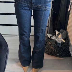 Utsvängda jeans - Utsvängda jeans med coola detaljer. Passar storlek 36-38