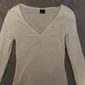 Vit långärmad topp från Gina Tricot - Säljer en söt vit långärmad topp med spets från Gina Tricot. Använd 1 gång, skriv för bilder på💞