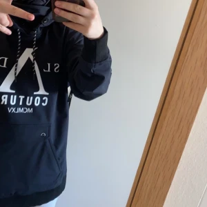 Svart hoodie med tryck - Intresekoll!! Skriv gärna om ni har frågor 