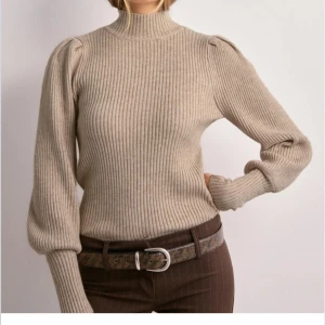 Stickad tröja beige - Använd en gång. Nypris: 399kr, slutsåld. En tråd på framsidan som även syns på tredje bilden.