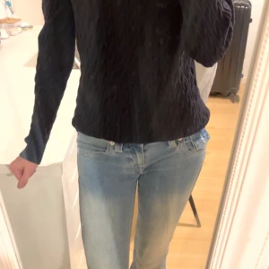 Svart tröja - Snygg svart tröja från Basic You i ekologisk bomull. Fråga om fler bilder om det behövs och priset kan även diskuteras! Säljs för att den inte kommmer till användning.