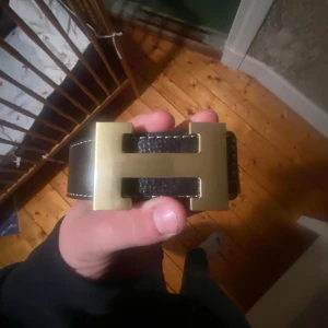 Svart bälte med guldfärgat spänne - H3rmes bälte storlek 120/48 pris kan diskuteras 