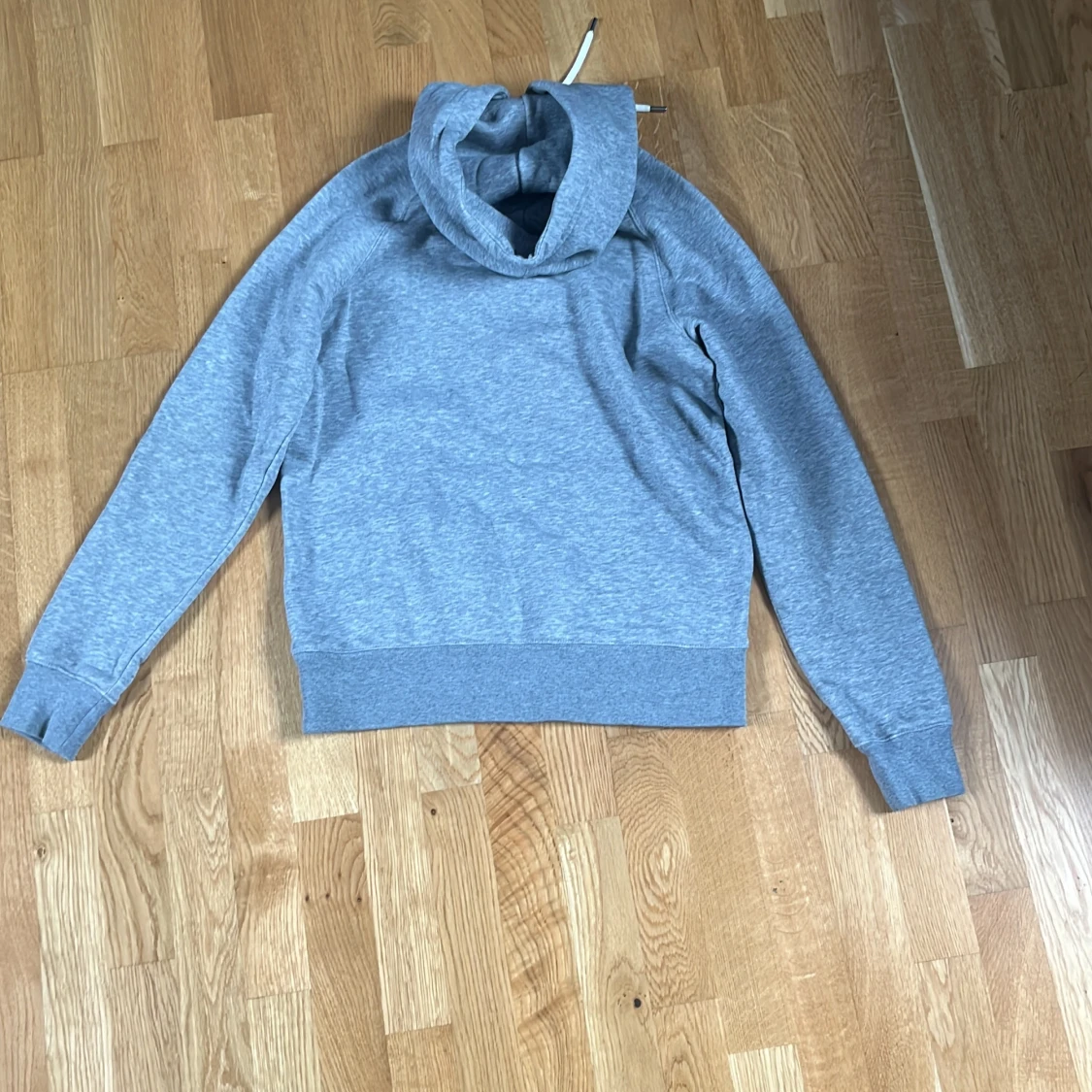 Grå hoodie från GANT - 1
