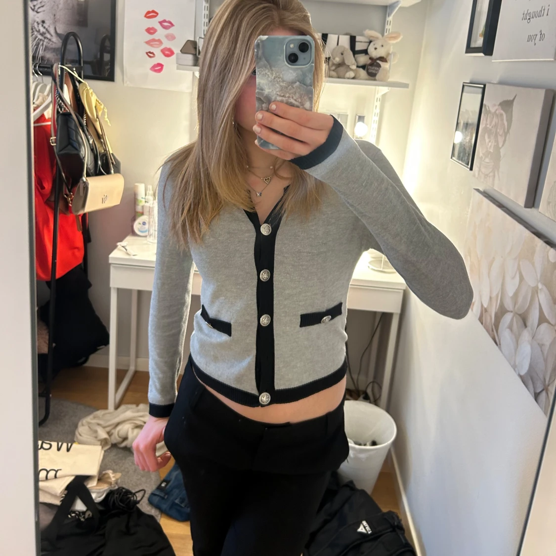 Grå kofta med svarta detaljer