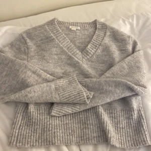 Grå tröja från Gina young💕  - använd endast 3 gånger och nypris är 249! Säljer för 80. Alla noppror som finns tas bort innan postning (har en noppermaskin)💓 Strl 146/152 men skulle mer säga 158/164💓