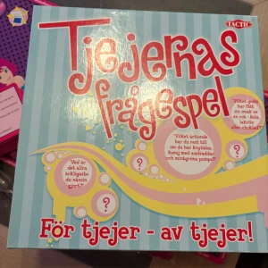 Tjejernas frågespel  - Ett roligt frågespel för tjejer med 900 frågor! Perfekt för en spelkväll med tjejerna där man kan svara på frågor, agera charader och samla poäng🤩
