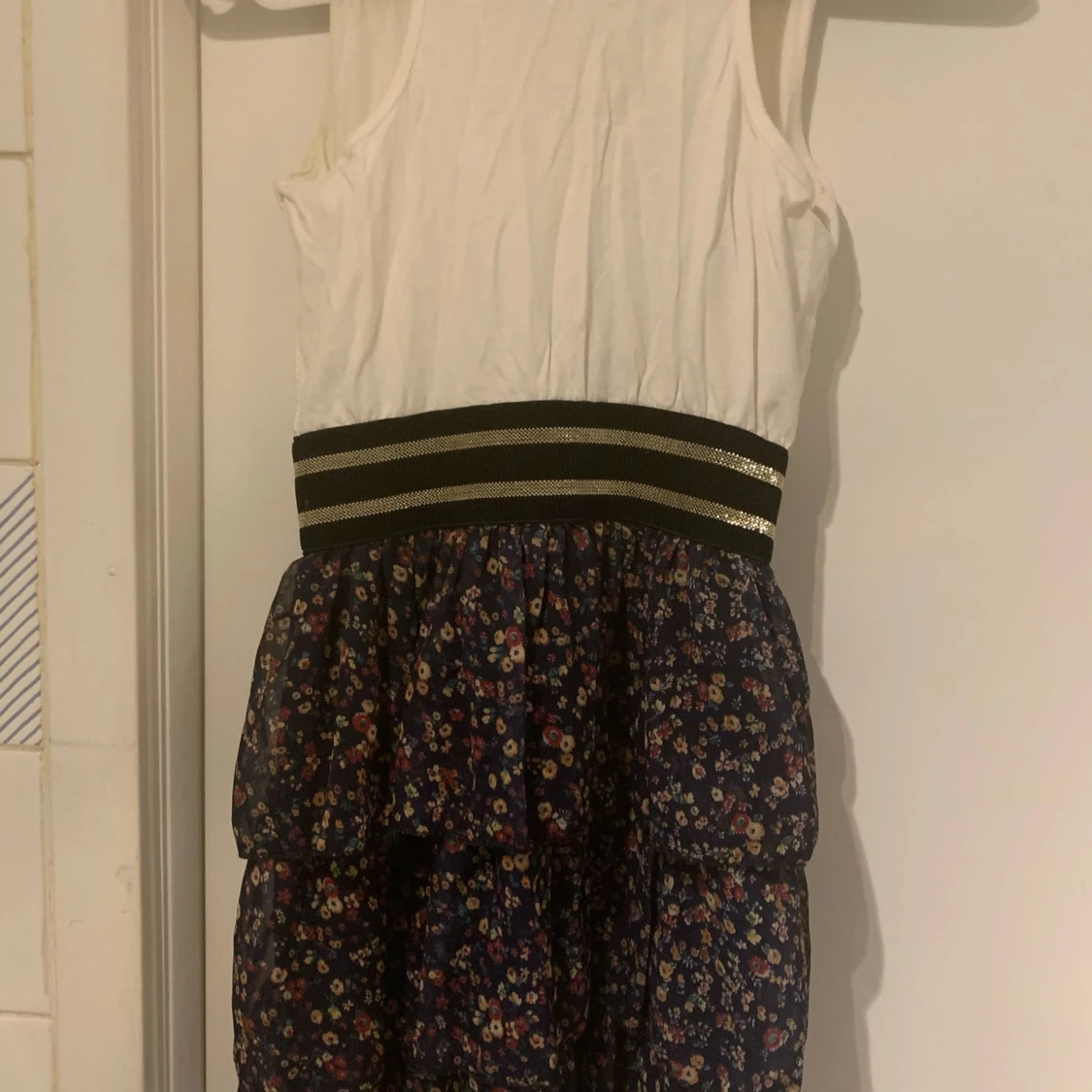 Blommig ärmlös klänning med volang - 1