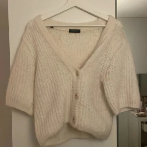 Vit stickad kofta från Zara - Mysig vit stickad kofta från Zara med trekvartsärm!! 