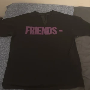 Vlone Friends (black and purple) (priset kan diskuteras) - Säljer en svart t-shirt från Vlone med lila text 'FRIENDS' på framsidan och ett stort 'V' på baksidan. T-shirten har en normal passform och är kortärmad. Den är storlek XL men den passar som en L. Väldigt bra skick och kommer med vlone påsen. Priset kan diskuteras 