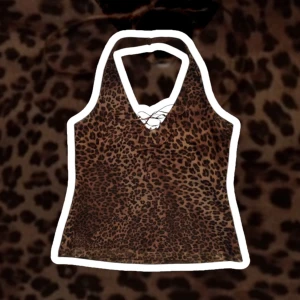 Leopardmönstrad halterneck topp - Snygg leopardmönstrad halterneck topp med snörning framtill. Perfekt för en utekväll eller fest! Toppen är i ett mjukt och stretchigt material som sitter bekvämt. Den har en tight passform och passar olika storlekar (från S till L)💗💗