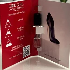 Good Girl parfymprov från Carolina Herrera - Upptäck doften av Good Girl från Carolina Herrera i detta praktiska parfymprov. Doften kombinerar noter av mandel, tuberos, jasmin, tonkaböna och kakao för en orientalisk och förförisk upplevelse. Perfekt för att testa den nya feminina doften. Har tagit 3 sprut från flaskan. 