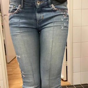 Bootcut jeans med blommor  - Gamla jeans som jag själv har broderat blommor på.