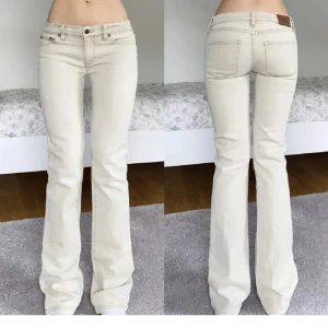 Beige bootcut jeans från Lauren Jeans Co. - Snygga beige bootcut jeans från Lauren Jeans Co. av Ralph Lauren. De har en klassisk femficksdesign och är tillverkade i en bomullsblandning med lite stretch för extra komfort. Perfekta för en avslappnad stil.