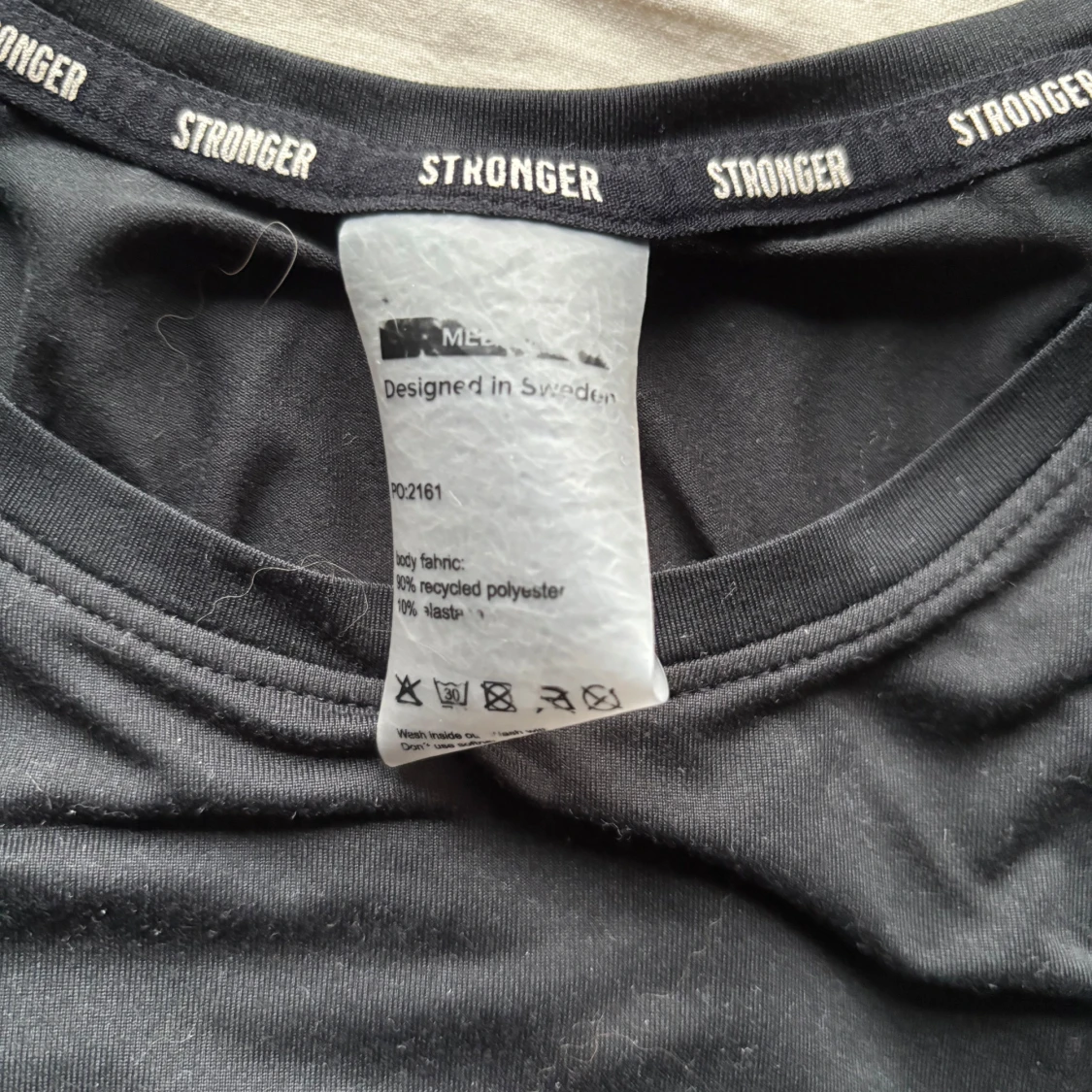 Svart t-shirt från Stronger - 2