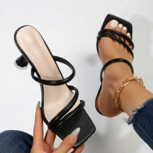 Svarta klackskor - Säljer ett par klackar från shein i storlek 38. Aldrig använda då de var lite förstora för mig. Har storlek 37 i vanliga fall. Ny pris: 180 