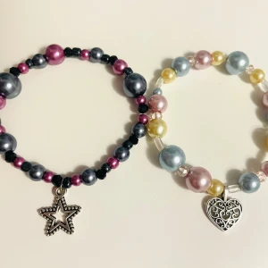 Armband - Två egengjorda armband inspirerade av Olivia Rodrigo och Sabrina Carpenter. Jag säljer ett armband för 30kr och båda armbanden för 40kr.