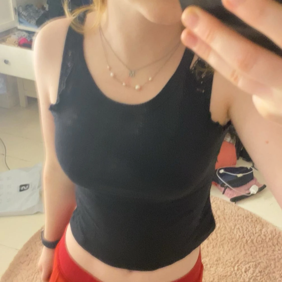 Svart ribbad linnetopp med volanger - 2