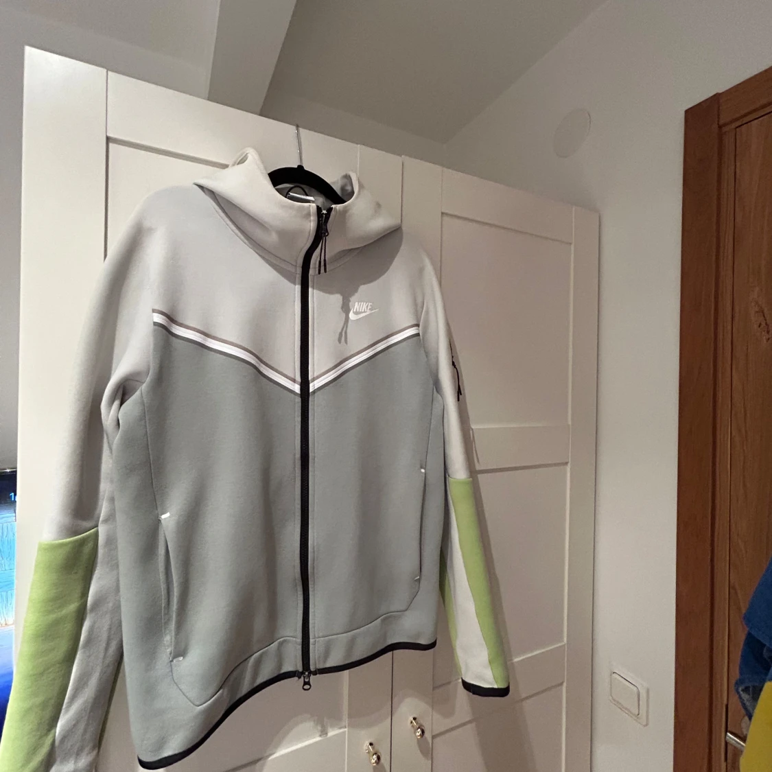 Grå och vit jacka från Nike