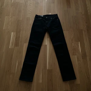 Svarta jeans från Levi's - Snygga svarta jeans från Levi's med klassisk design. De har en slim passform och är perfekta för en stilren look. Jeansen är endast testade. Säljer för att dom var för små. Vid fler bilder eller frågor är det bara att skriva. Pris kan diskuteras vid snabb affär.