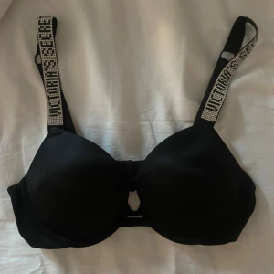 Svart bh från Victoria's Secret - Snygg svart bh från Victoria's Secret med justerbara axelband. Endast använd fåtal gånger. 