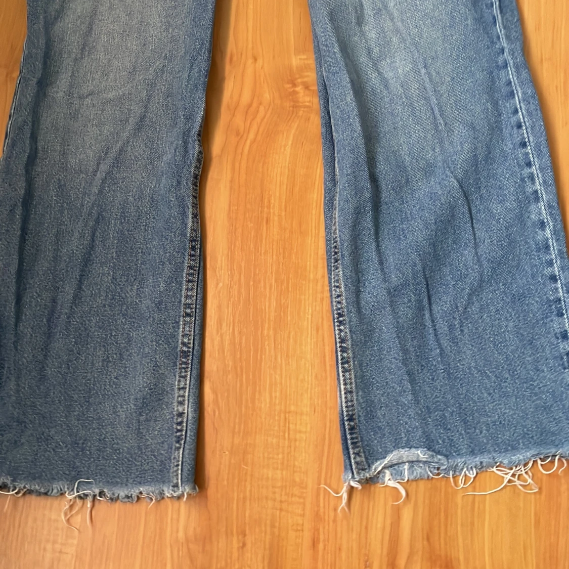 Blå jeans med fransiga kanter - 1