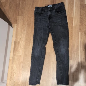 Svarta jeans från Mango strl 152 barn - Snygga svarta/mörkgrå jeans från MNG i en klassisk design. De har en skinny passform och är perfekta för en stilren look. Perfekta för både vardag och speciella tillfällen.