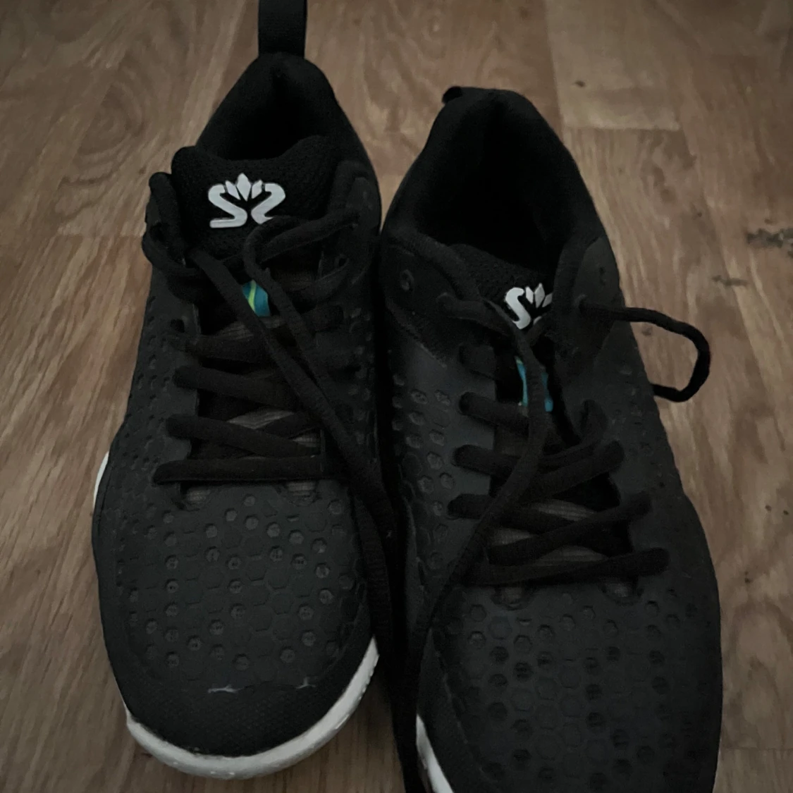 Svarta sneakers från Salming