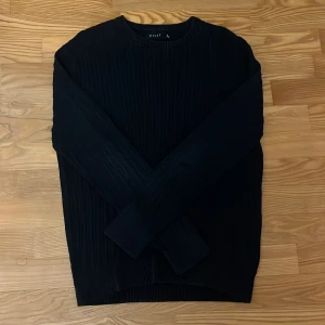 Mörkblå stickad tröja från Riley - Snygg Mörkblå stickad tröja från Riley. Säljer den då den inte riktigt passade mig och jag har glömt den i garderoben. Lätt att styla med, och kan enkelt matchas med olika outfits. Storlek M, men passar även L  bra