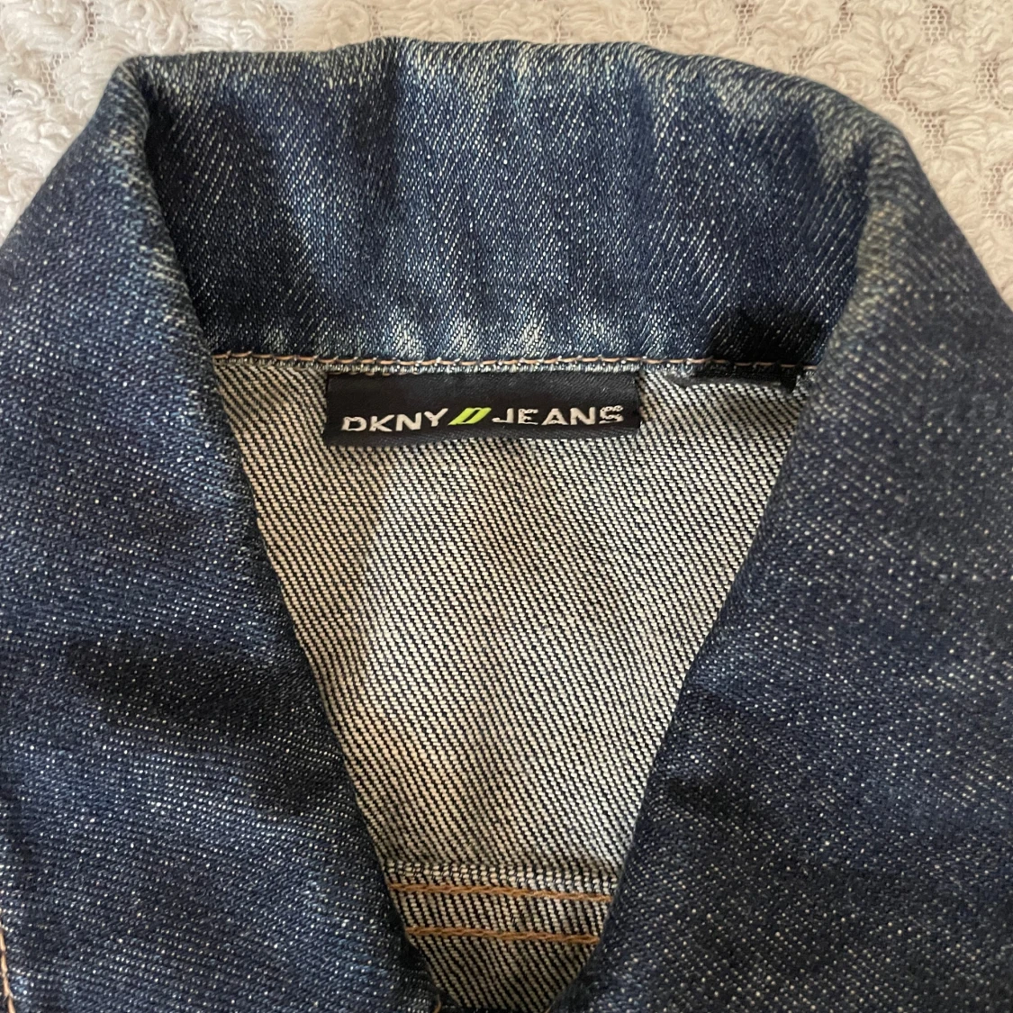 Mörkblå jeansjacka från DKNY - 2