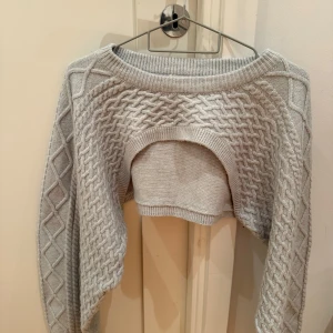 Grå bolero - Säljer en grå bolerotröja, knappt använd och i bra skick