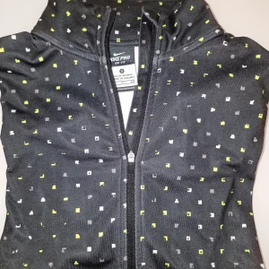 Svart långärmad tröja från Nike - Tröjan har en dragkedja framtill och är tillverkad i ett syntetmaterial med Dri-FIT-teknologi för optimal komfort. 