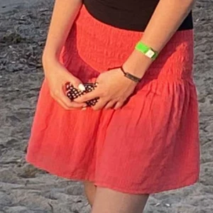Röd kjol i smock - Röd kjol i smock, passar både som en kjol, men kan även användas som topp (obs, bild 3 är inte min bild, utan endast inspiration på hur kjolen även sitter som topp).