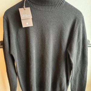 Polotröja från Oscar Jacobson i Kashmir  - Polotröja från Oscar Jacobson i Kashmir. Aldrig använd, lapp sitter kvar. Storlek S. Nypris cirka 1500:- Pris kan diskuteras 