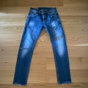 Dondup jeans - Skitsnygga jeans från märket Dondup! Otroligt bra inför våren/sommaren med sliten design 🔥 