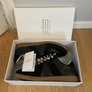 Maison Margiela Gats - Säljer nu ett par riktigt snygga och eftertraktade par svarta maison margiela gats! Skorna är i ganska bra kvalité men inte riktigt i splitternytt skick. Jag antar att dom är äkta men kan inte säga med 100% garanti eftersom jag inte köpte dom nya.🙌🙌