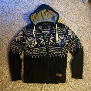 Mörkblå stickad cardigan  - Säljer en mörkblå cardigan med riktigt snyggt mönster, perfekt passform.hör av dig vid frågor!