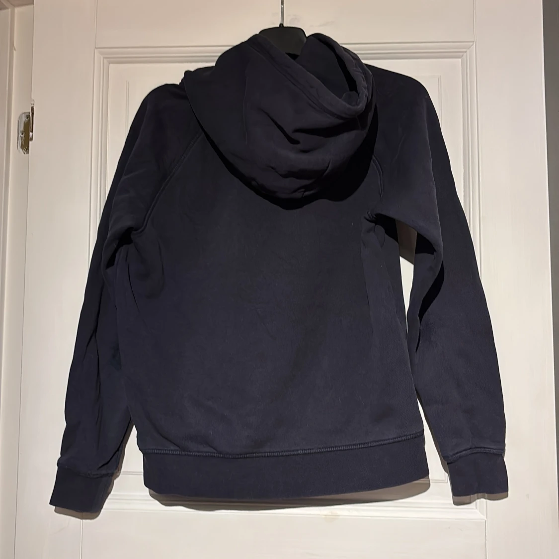 Svart hoodie från GANT - 1