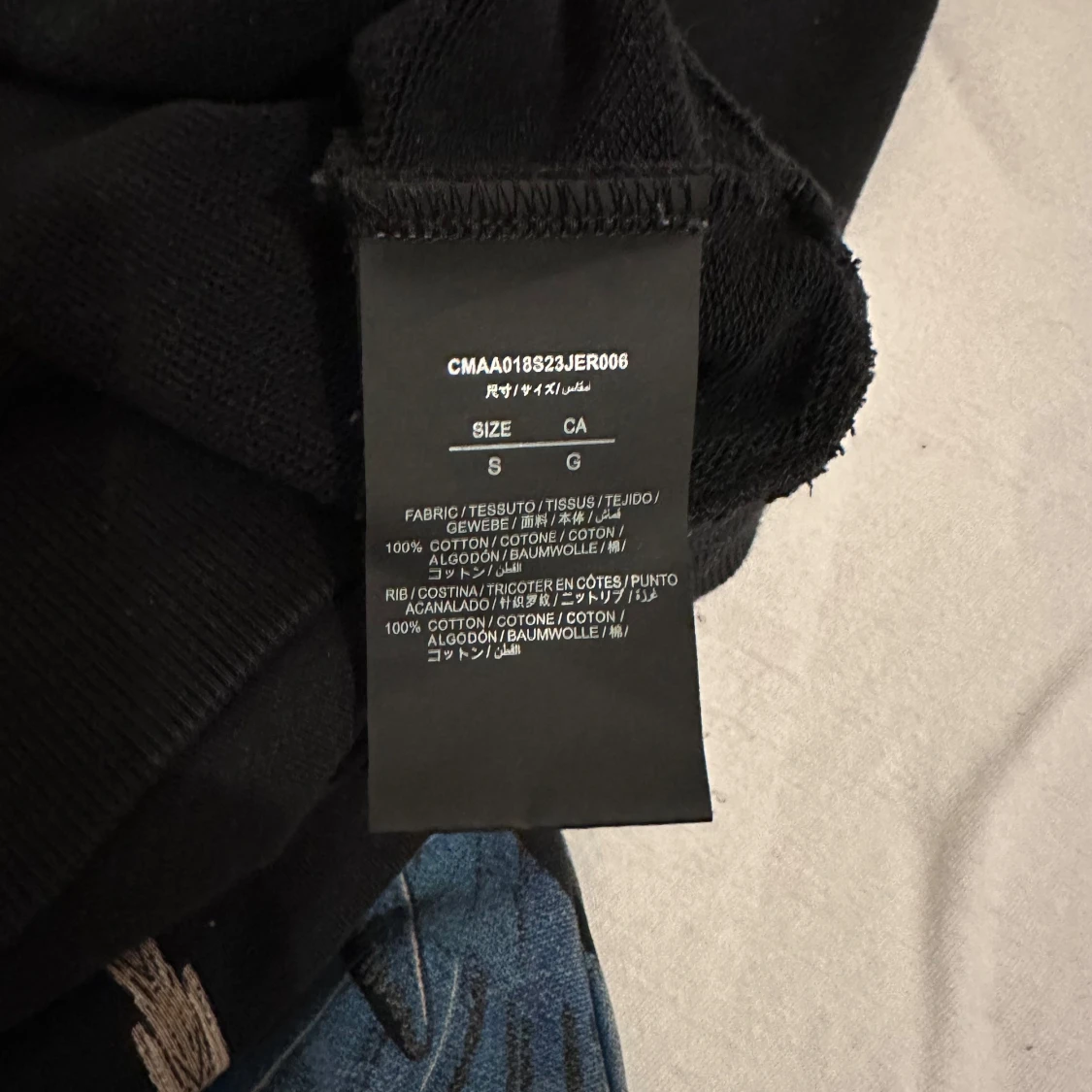 Svart hoodie med blå vingmönster - 2